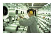 Ehungintzako lantegi moderno batean lanean. Ehungintzan eragile tekniko eta sozialen arabera banatzen da lana.<br><br>